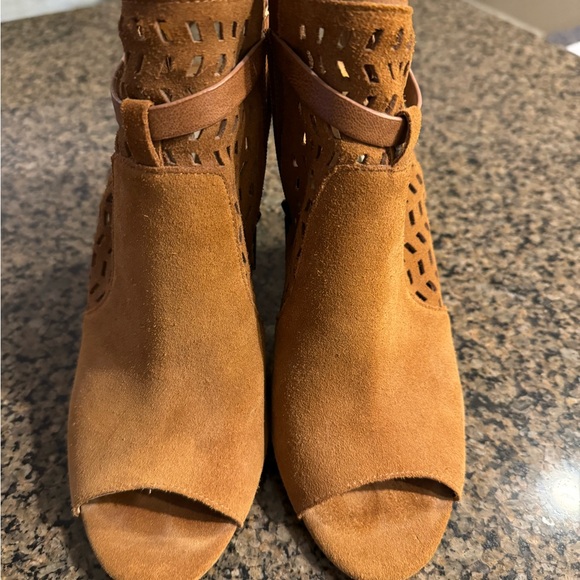 Cute!! BCBG Slightly used Suede Booties Camel color Size 9 1/2 4” heel Zip sides - Picture 3 of 15